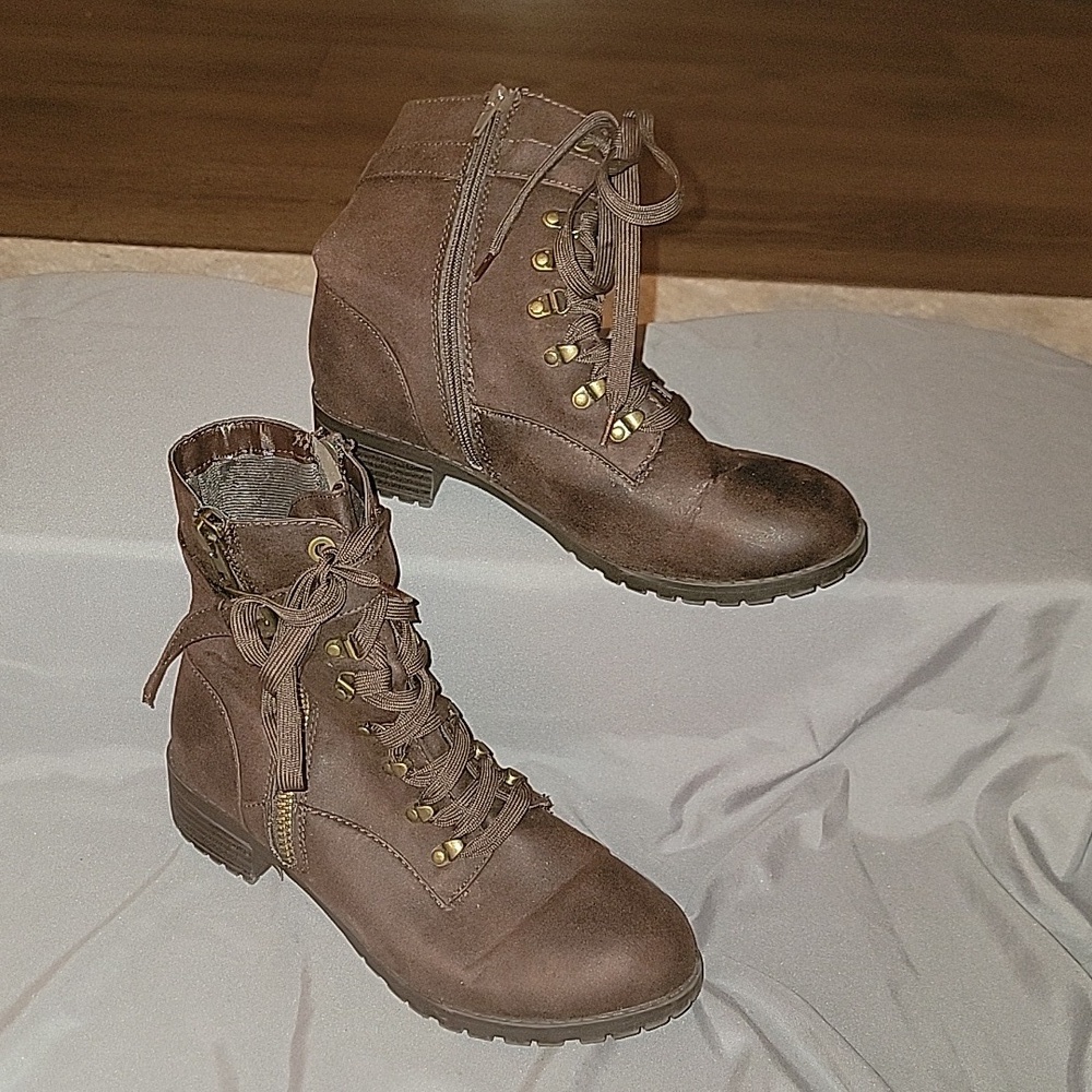 (J36) Unr8ed short boots size 9.5 womans